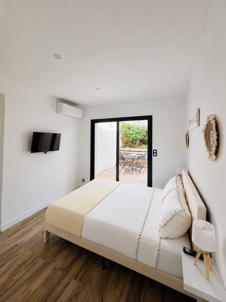 Chambre lumineuse préparée pour les voyageurs — conciergerie Airbnb à Montpellier