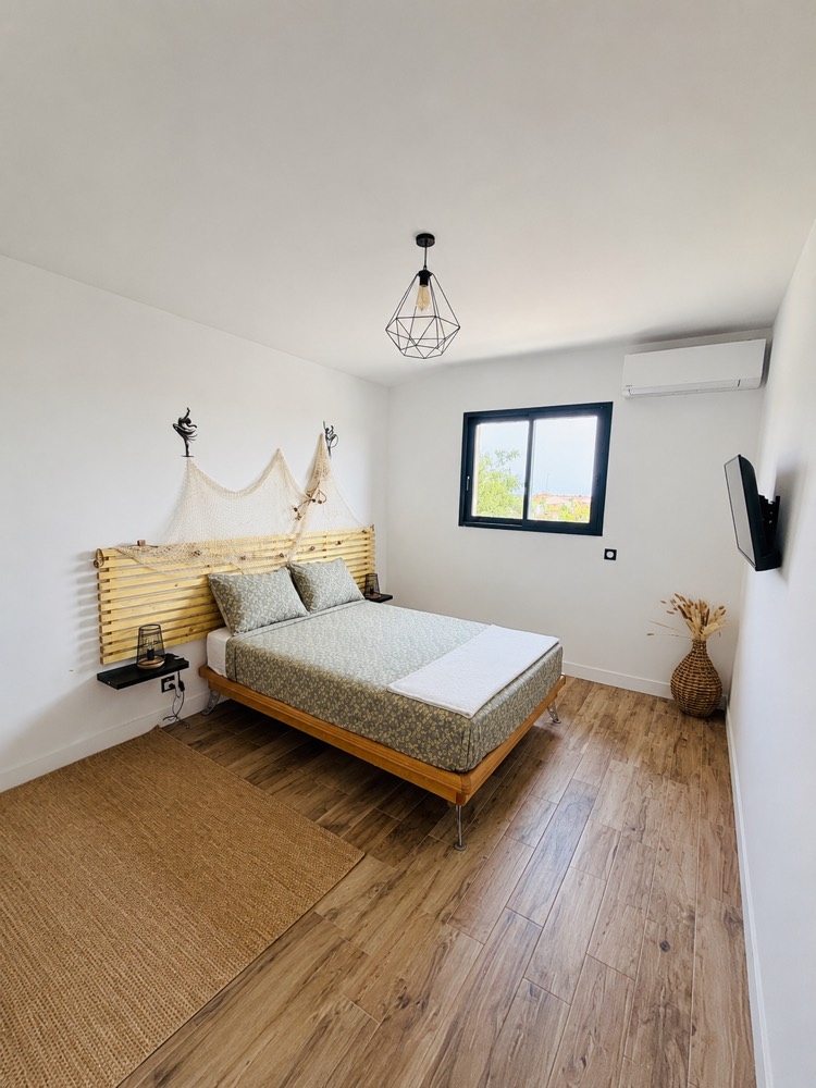 Chambre soignée d'un logement en location saisonnière — ménage de rotation Maison Constance