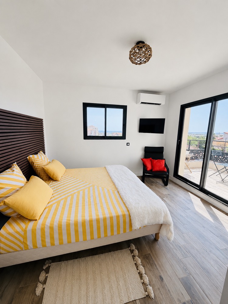 Chambre avec vue mer, lit et linge faits — Maison Constance