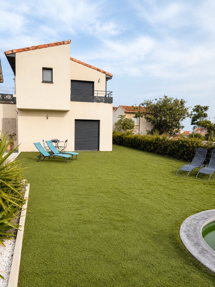Espace extérieur avec piscine d'un logement Airbnb à Sète — Maison Constance