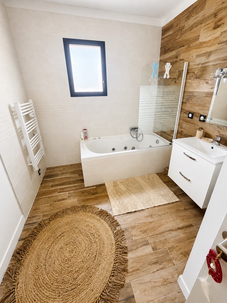 Salle de bain nettoyée et rangée d'une location courte durée — Maison Constance
