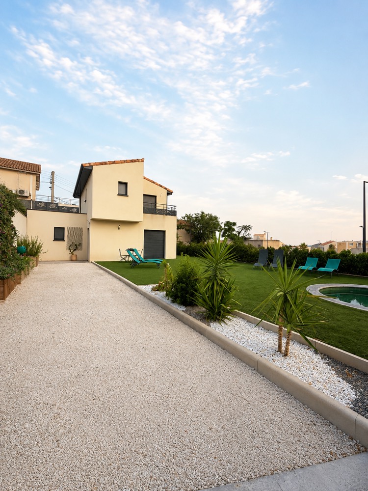 Extérieur et jardin d'une villa en location saisonnière sur le Bassin de Thau — Maison Constance